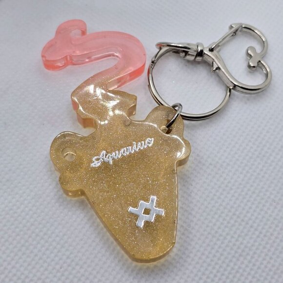 Aquarius Zodiac Candle Gift Set – 11oz Layered Mug Candle + Resin Keychain - Picture 9 of 11